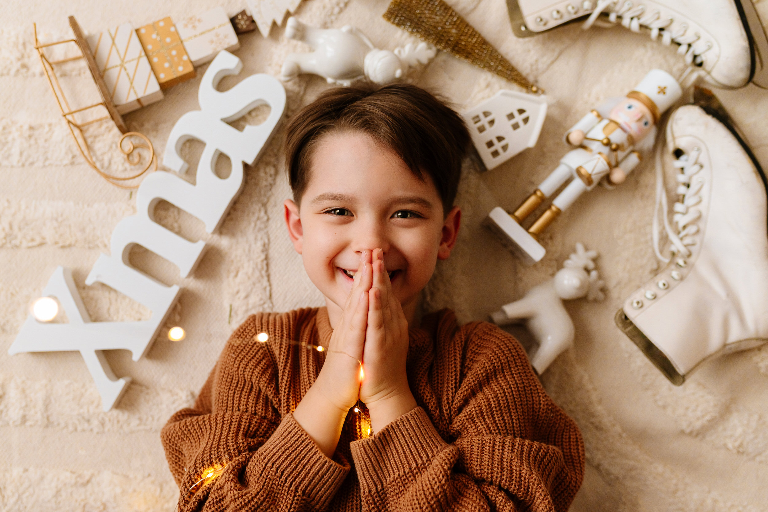 świąteczna sesja zdjęciowa chłopca w studiu